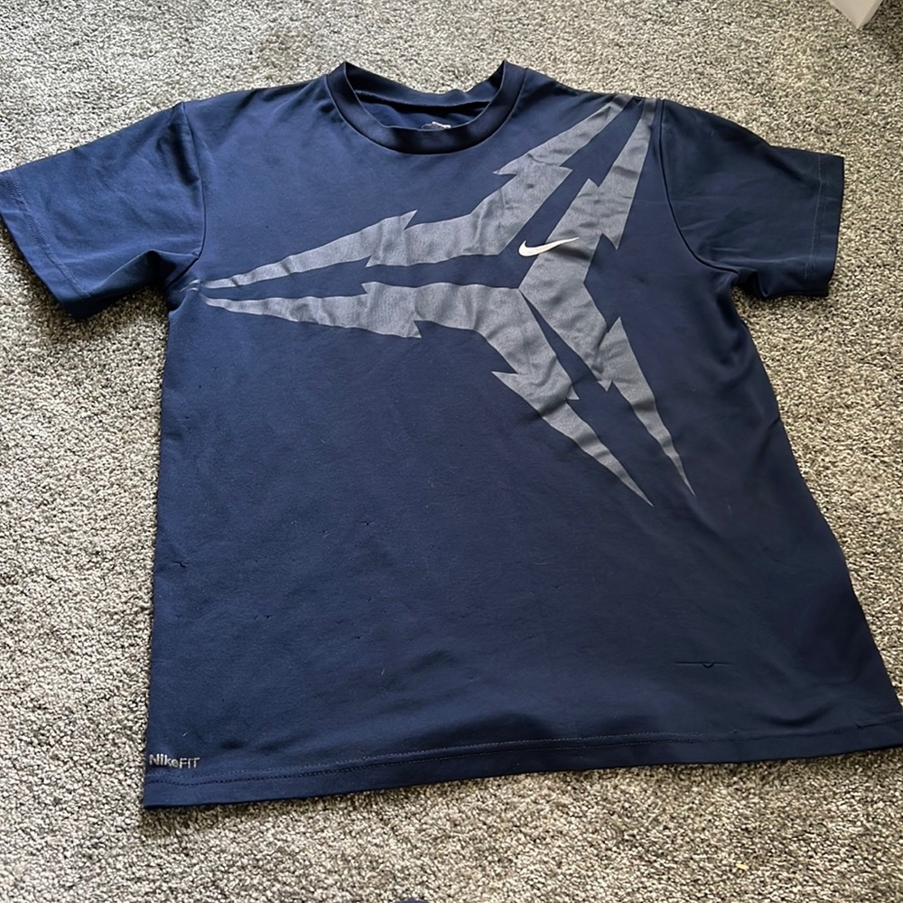 Boy’s navy Nike t-shirt in good condition.